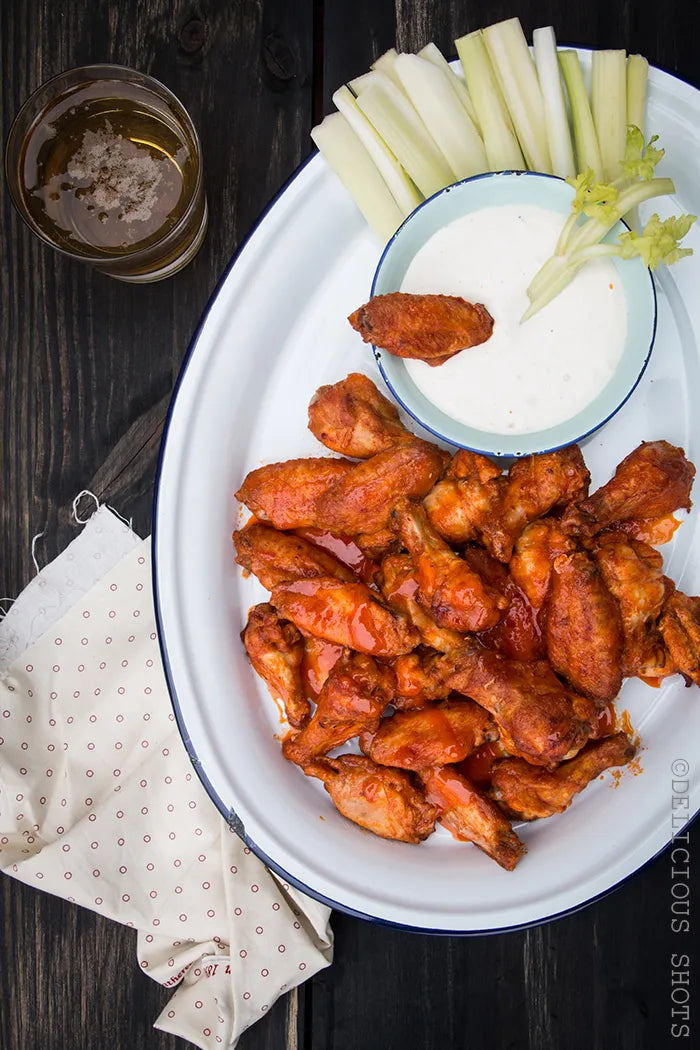 BUFFALO CHICKEN WINGS & BLUE CHEESE SAUCE
